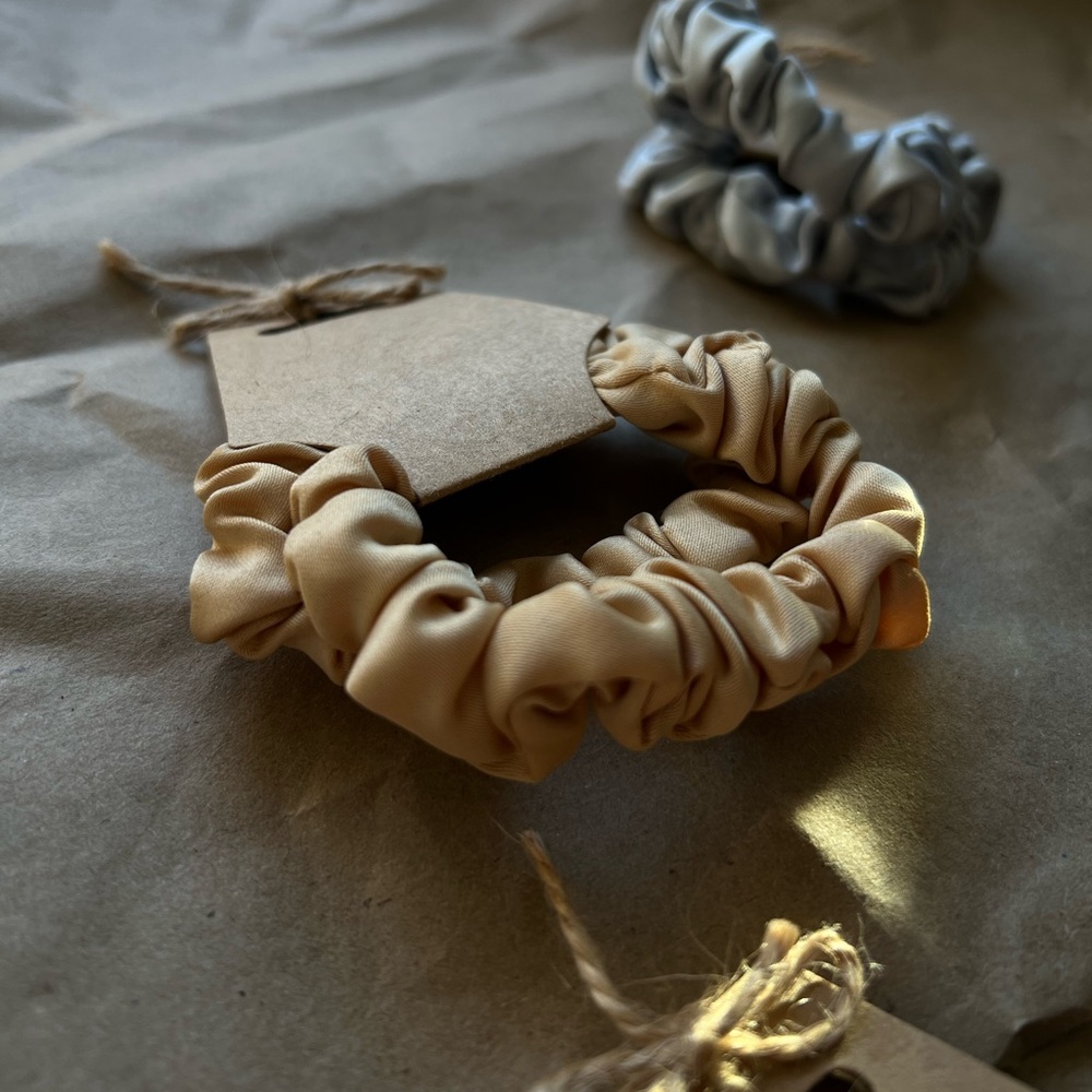 🤩 any two items for $9 🤩 2 pack silk scrunchies - Picture 5 of 7